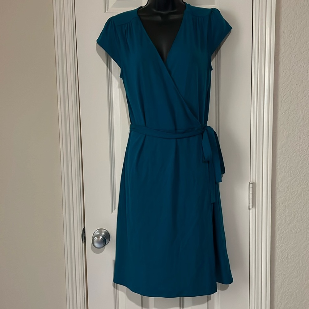 Old Navy turquoise wrapped dress with w/cap sleeves. Size M
